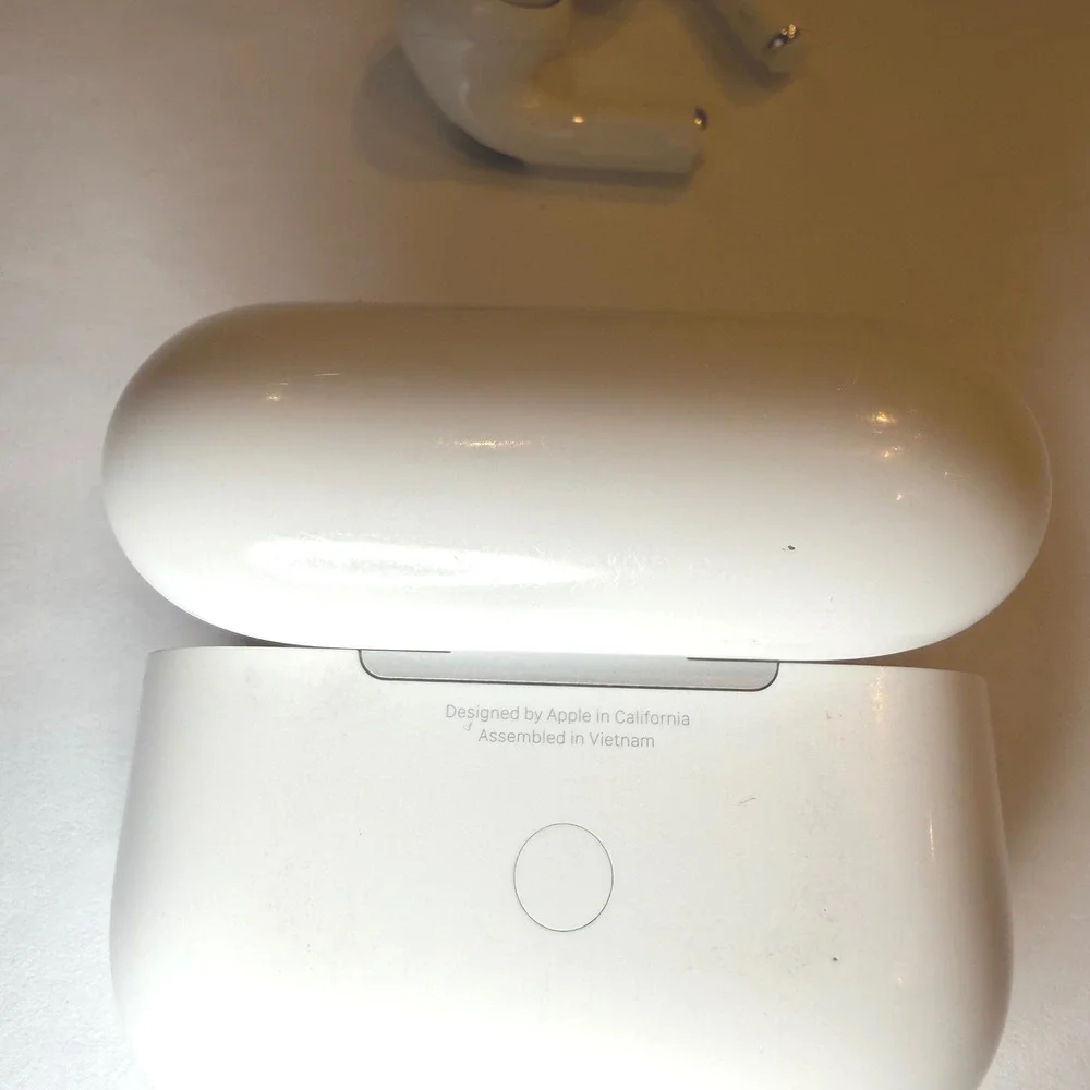 Apple AirPods Pro 1st Gen Wireless Earbuds & MagSafe Charging Case A2190 White